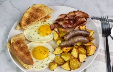  Domuz pastırması ve sosis ile servis edilen maydanozlu yumurta..