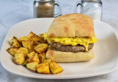 Sosisli börek, omlet ve yanında patates kızartması..
