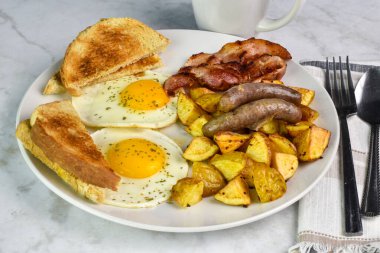 Domuz pastırması ve sosis ile servis edilen maydanozlu yumurta..