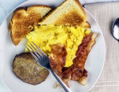 Domuz pastırması ve sosisli omlet ve kızarmış ekmek.