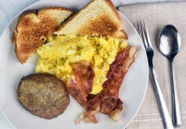 Domuz pastırması ve sosisli omlet ve kızarmış ekmek.