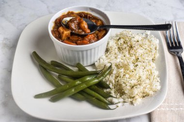 Pirinç üstü, maydanozlu, biberli ve yeşil fasulyeli biftek yahnisi.