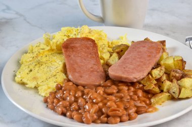 Yağda yumurta, konserve jambon, fırında fasulye ve patates kızartması.,