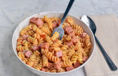 Maydanoz, biber ve doğranmış jambonlu parmesan peynirli fusilli makarna.