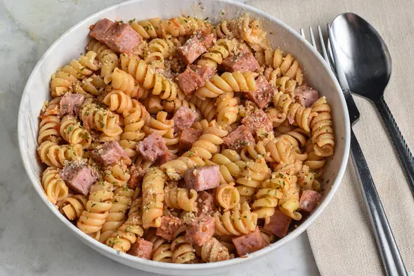 Maydanoz, biber ve doğranmış jambonlu parmesan peynirli fusilli makarna.