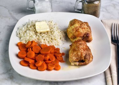 ... maydanozlu, biberli ve tereyağlı pilav ile servis edilen tavuk butları.