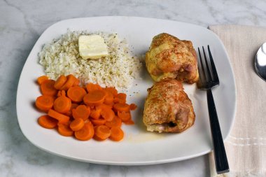 ... maydanozlu, biberli ve tereyağlı pilav ile servis edilen tavuk butları.