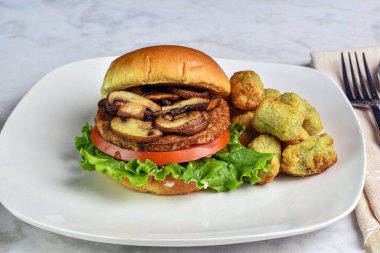  Domatesli sebze mantarlı burger ve brokoli kızartmasıyla servis edilen marul.