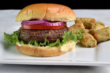 Domatesli portobello burger üstü ve brokoli soslu dilimlenmiş soğan., 