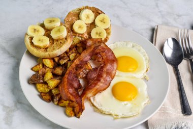 Patates kızartması ve domuz pastırmalı patates kızartması. Yanında da İngiliz keki, fıstık ezmesi ve muz.