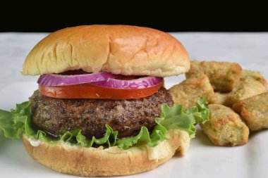 Domatesli portobello burger üstü ve brokoli soslu dilimlenmiş soğan.,