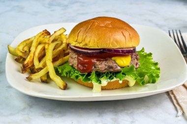  Çöreğin üstünde ketçaplı ve hardallı hamburger üstü.