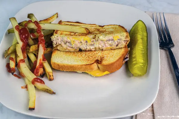 Patates kızartmasıyla servis edilen ton balıklı sandviç..