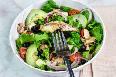 Salatalıklı, salatalıklı, domatesli ve sardalyalı salata.