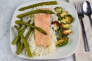 Salatalıklı, salatalıklı, domatesli ve sardalyalı salata.