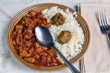 Beyaz pirinçle servis yaptım, üstü köftelerle.