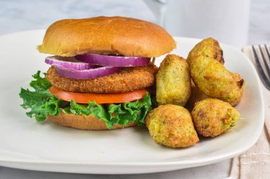 Tavuklu börek, domates ve soğanlı çörek ve yanında brokoli sosu.,