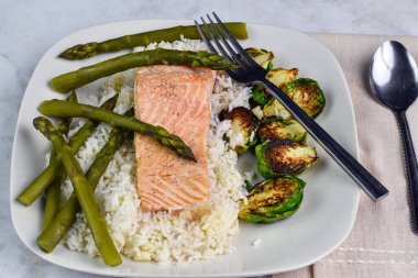 Baharatlı salam; kuşkonmaz ve brunkle servis edilen pirinç üzerine mon.