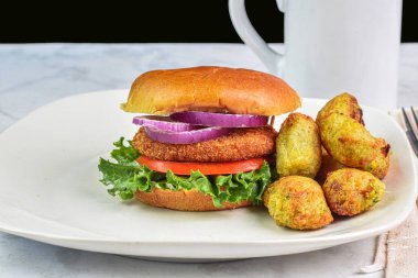 Tavuklu börek, domates ve soğanlı çörek ve yanında brokoli sosu.,