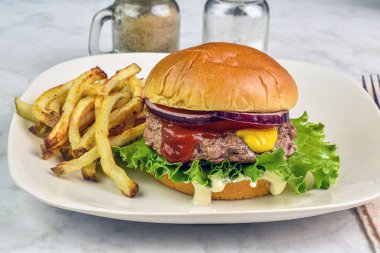 Çöreğin üstünde ketçaplı ve hardallı hamburger üstü.