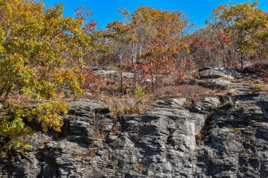  Princeton Massachusetts 'teki Wachusett Dağı' nın kayalık manzarası..
