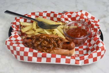 Biberli sosisli ve ev yapımı patates kızartması.