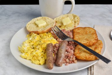 Üzerine biber ve maydanozlu omlet sosis, patates ve sığır eti.,