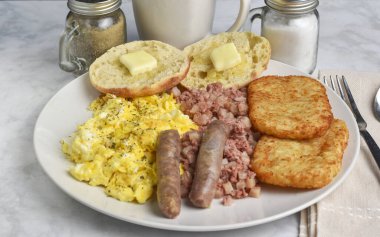 Biber ve maydanozlu omlet, yanında da mısır gevreği ve patates kızartması.