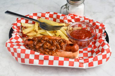 Biberli sosisli ve ev yapımı patates kızartması.