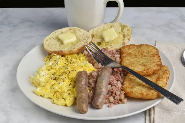 Üzerine biber ve maydanozlu omlet sosis, patates ve sığır eti.,