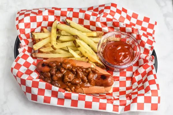 Biberli sosisli patates kızartması ve ketçap.