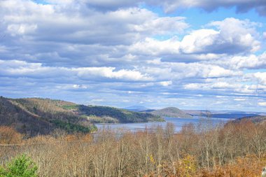Enfield 'dan quabbin görüntüsü Massachusetts' teki quabbin rezervuarına bakın