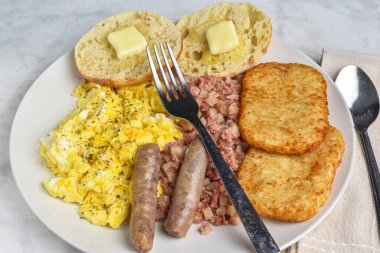 Biber ve maydanozlu omlet, yanında da mısır gevreği ve patates kızartması.