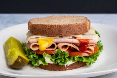 hindi sandviçi marul, domates ve peynir buğday ekmeğinde servis edilir.