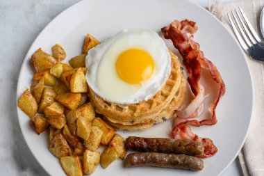 Pastırma, sosis ve patates kızartması ile servis edilen omlet..