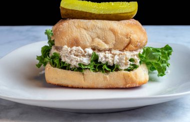 Ciabatta rulosunda turşulu tavuk salatası.,