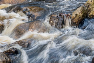 Tuzağa düşen kayaların üzerinden akan sular Ashby Massachusetts 'teki Willard Brook Eyalet Ormanı' na dökülüyor.