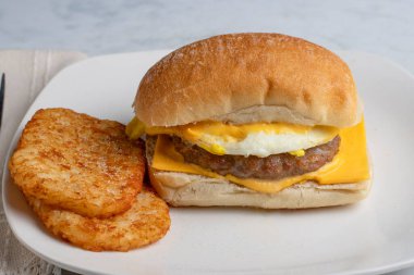 Ciabatta rulosunda kızarmış yumurta ve peynirli sosisli börek.,