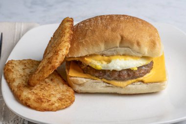 Ciabatta rulosunda kızarmış yumurta ve peynirli sosisli börek.,