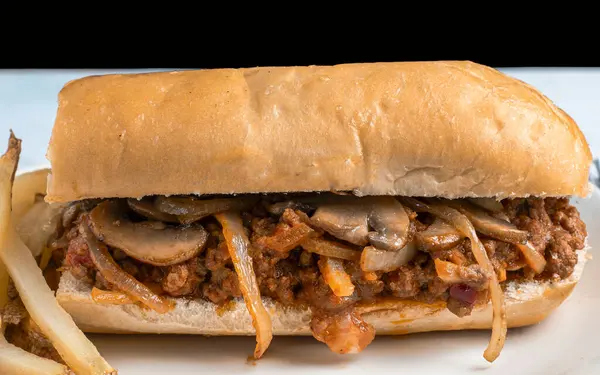 Soğanlı, mantarlı ve kızarmış patatesli sandviç.