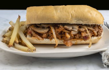 Mantarlı, soğanlı ve kızarmış patatesli sandviç.