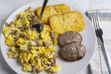Hamburg usulü omlet ve yanında sosisli börek ve patates kızartması.