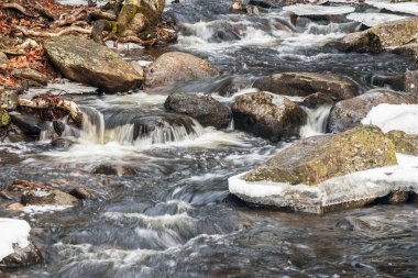 Tuzak nehrin hemen aşağısına düşer. Willard Brook Eyalet Parkı 'na düşer.