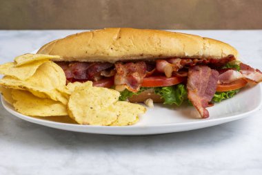  patates cipsi ve domates denizaltısı., 