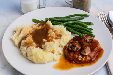 Salisbury bifteği, mantarlı ve soğanlı yeşil fasulye ve patates püresi.