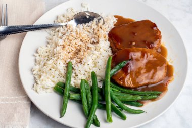 Sos soslu salisbury bifteği. Sos soslu ve yeşil fasulyeli pirinç soslu.,