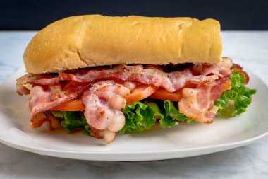 Domuz pastırması, marul ve domates alt rulo içinde servis edilir.