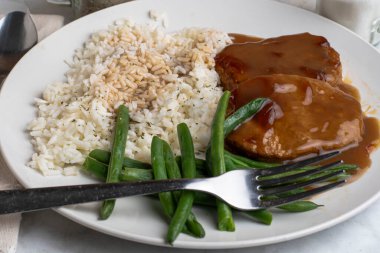 Soğan soslu salisbury bifteği ve patates püresiyle servis edilen mantarlar.