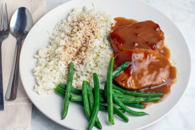 Sos soslu salisbury bifteği. Sos soslu ve yeşil fasulyeli pirinç soslu., 