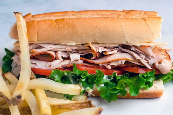 Marullu tavuk eti ve patates kızartmasıyla servis edilen domates..